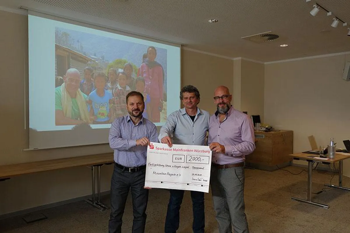 InnoSenT GmbH überreicht Spendenscheck an Mountainprojects e.V. (Bild: InnoSenT GmbH)