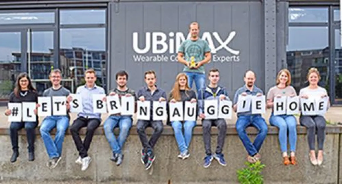 Das Ubimax Team präsentiert den Auggie Award für die Best Enterprise Solution vor Bremer Headoffice