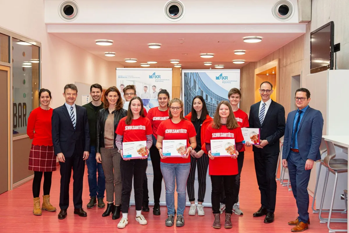 Schüler des Gymnasiums Neutraubling nehmen die Zahnrettungsboxen in Empfang. Foto: UKR