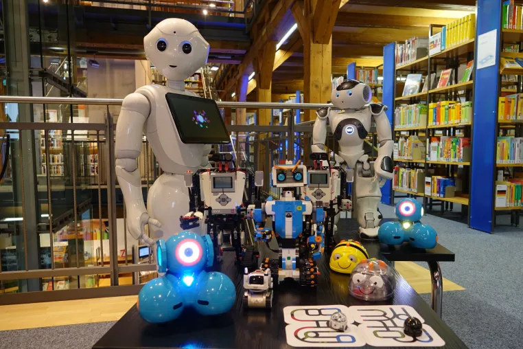 „Pepper“ assistiert in der Stadtbücherei Biberach Bild: „Pepper“ assistiert in der Stadtbücherei Biberach