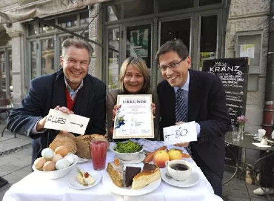 Bild: Tierschutz auf dem Teller: Verleihung der Tierschutzkochmütze an das Münchner Bio-Restaurant „Kranz“