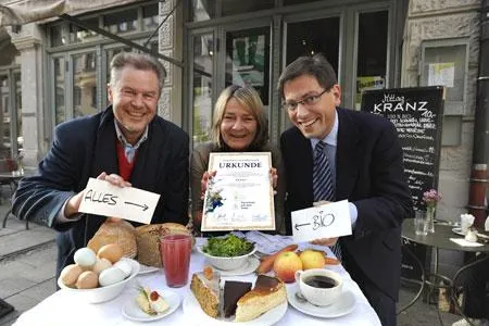 Tierschutz auf dem Teller: Verleihung der Tierschutzkochmütze an das Münchner Bio-Restaurant „Kranz“ Bild: Tierschutz auf dem Teller: Verleihung der Tierschutzkochmütze an das Münchner Bio-Restaurant „Kranz“