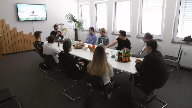 Bild: Projektstart für BWL-Studierende mit dem „Urlaubsguru“