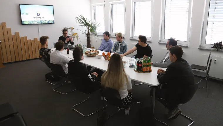 Projektstart für BWL-Studierende mit dem „Urlaubsguru“ Bild: Projektstart für BWL-Studierende mit dem „Urlaubsguru“