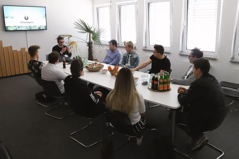 Bild: Projektstart für BWL-Studierende mit dem „Urlaubsguru“