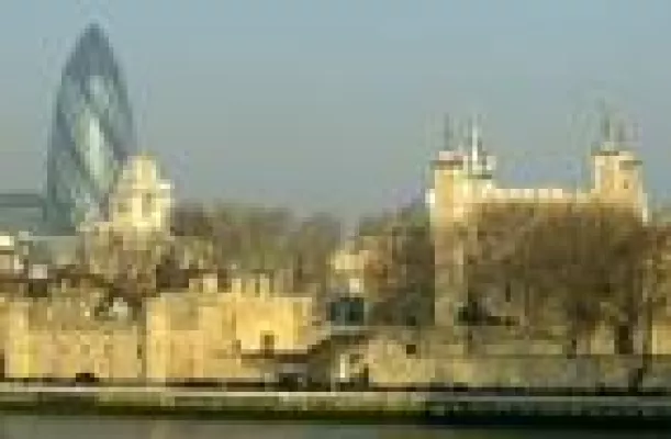 Bild: Sicher durch die erste Nacht: Das Olympische Feuer im Tower of London und Hampton Court Palace