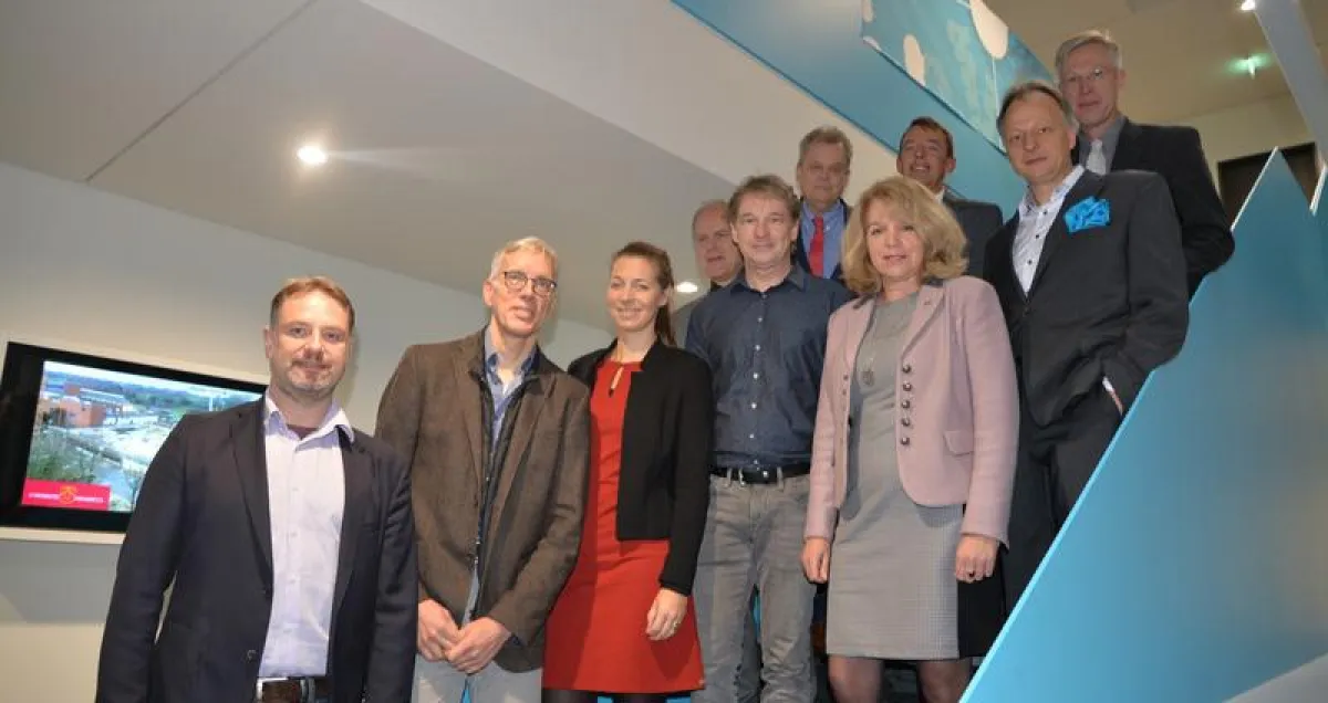 BU: Freuen sich über die neue Forschungsstätte: Vertreter des Landes, der Stadt und der Universitätsleitung mit dem Vorstand des CellNanOs.  (Elena Scholz / Universität Osnabrück )