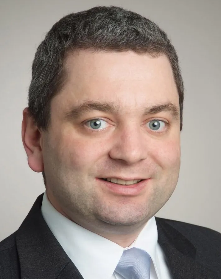 Vertr.-Prof. Dr. jur. André Niedostadek referiert bei der GenerationenHochschule über „Literatur vor Gericht“.