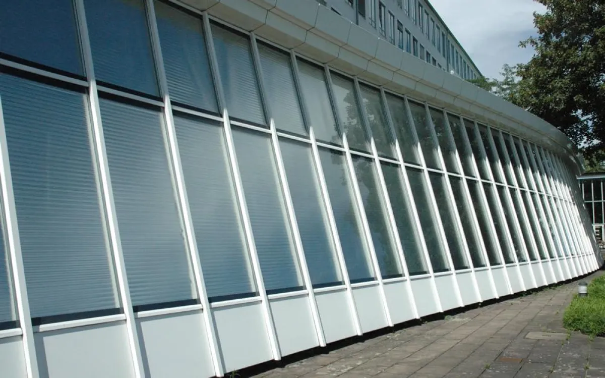 Fassadenansicht mit ISO-Roll im Bundesrechnungshof, Bonn