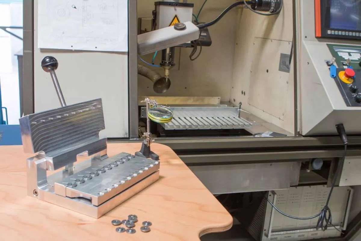 Mit der selbst entwickelten Bohrhilfe kann die Laserbearbeitung rationell durchgeführt werden