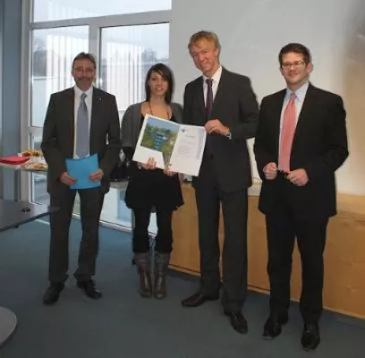 Bild: Mitarbeiterinnen der Sparda TelefonService für Teilnahme an Zertifikatslehrgang ausgezeichnet