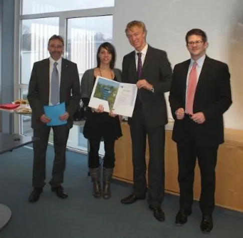 Bild: Mitarbeiterinnen der Sparda TelefonService für Teilnahme an Zertifikatslehrgang ausgezeichnet