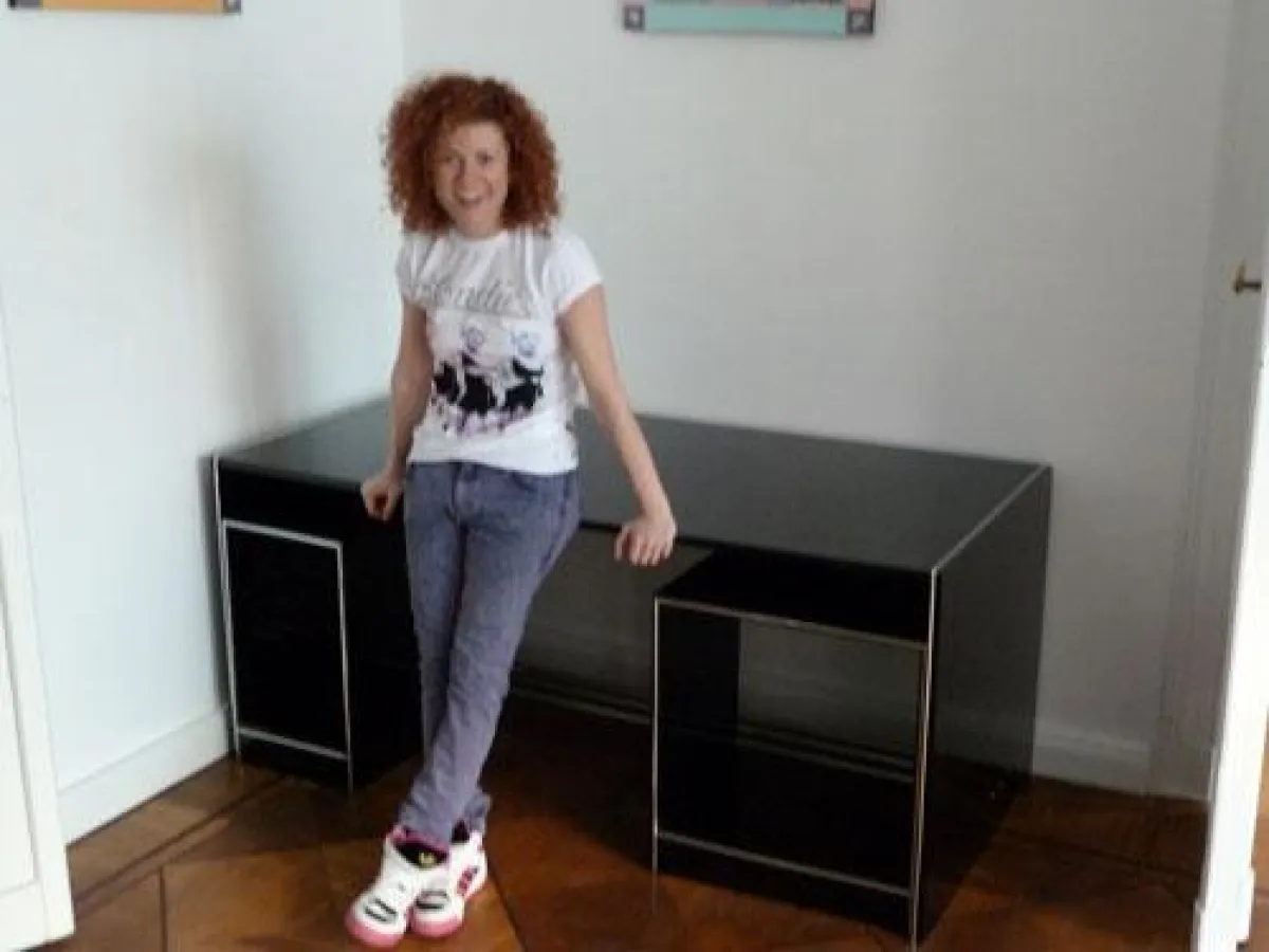 Lucy ist begeistert von antiken Möbeln von OAM