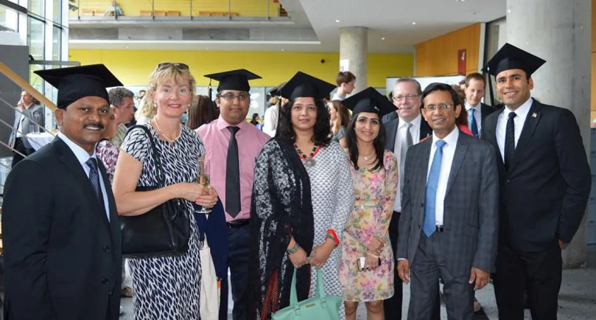 Prof. Dr. Yvonne Ziegler und Pradeep Dissanayake, Projektleiter, zusammen mit Absolvent(inn)en