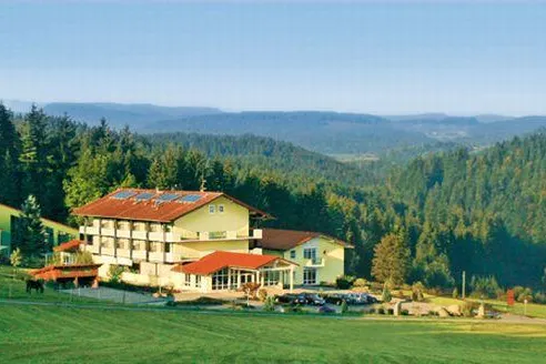 Bild: Sport- und Wellnesshotel Ödhof lockt ab sofort als modernes Golfhotel in den Bayerwald