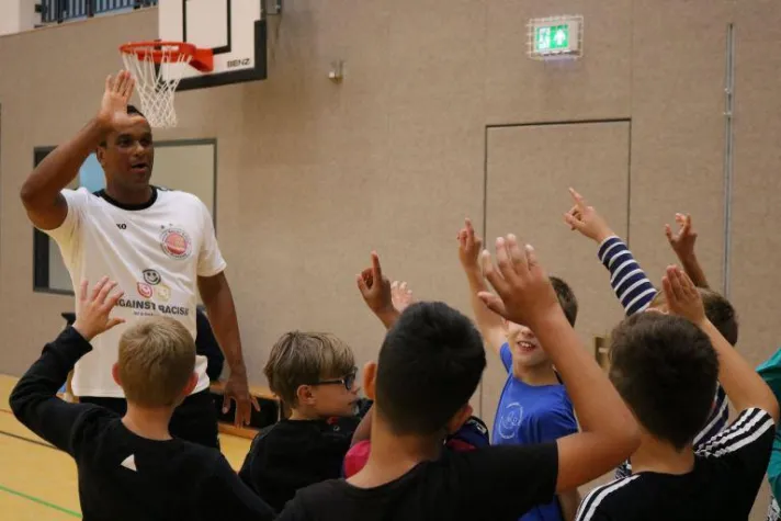 Bild: Grundschulbesuch der Dynamic Soccer School