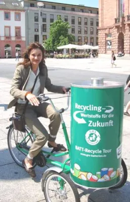 Bild: Einsatz für Batterie-Recycling - Umweltstaatssekretärin Jacqueline Kraege unterstützt BATT-Recycle Tour 2008