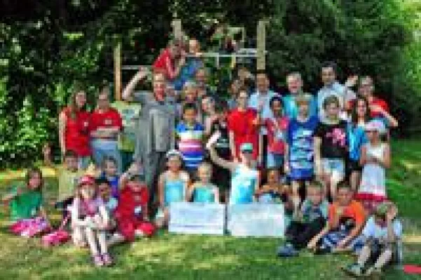 Bild: Kinderaugen strahlen lassen - Accor Hotels und Bürgerverein spenden für Offene Tür in Porz