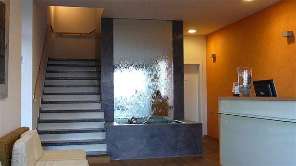 Das Hotel Litz hat in seinem Empfangsbereich eine spiegelnde Wasserwand von der Firma Delphin-Brunnen.de installieren lassen.