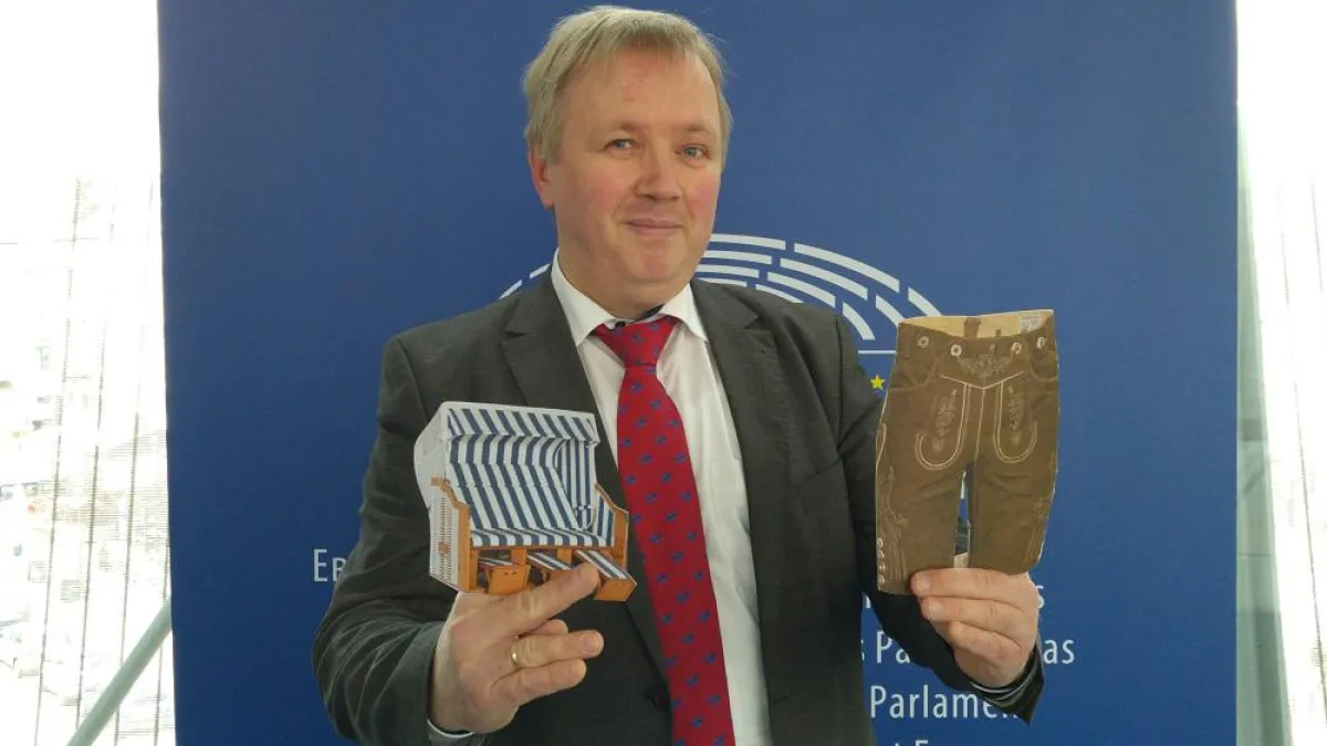 Strandkorb und Lederhose – der Europaabgeordnete Arne Gericke verhandelt die EU-Alpenstrategie.