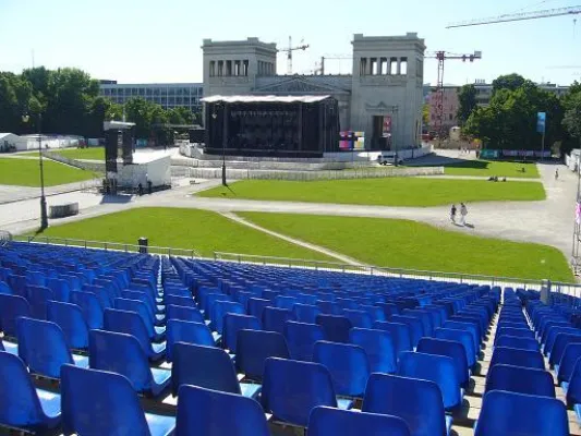 Mit Eric Clapton auf dem Münchner Königsplatz Bild: Mit Eric Clapton auf dem Münchner Königsplatz