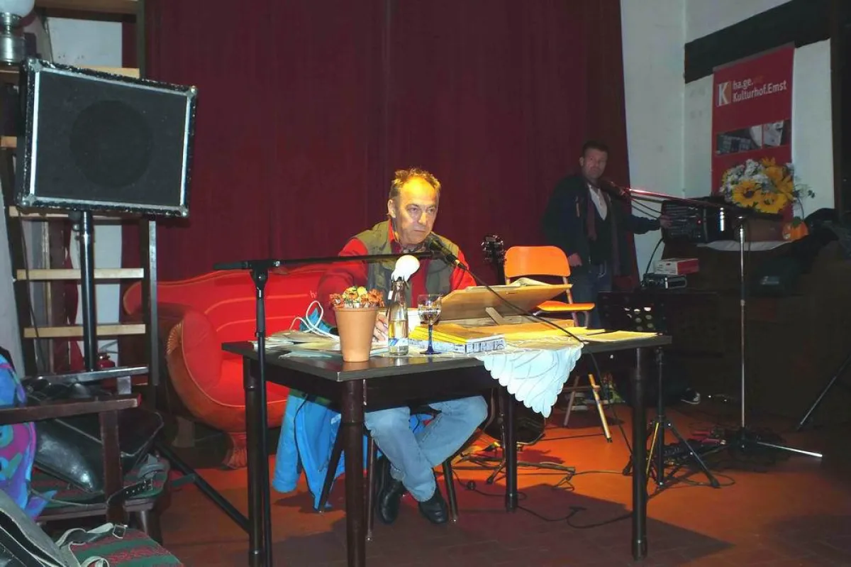 Autor Manfred Schloßer, musikalisch begleitet von Musiker Dirk Esser