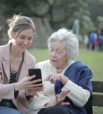 Bild: Wenn Nähe wichtiger wird als Medizin - Wie persönliche Betreuung Einsamkeit im Alter heilt