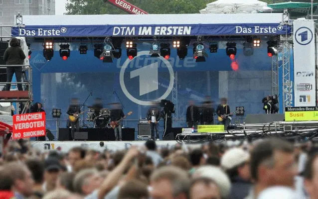 Cyper Digital liefert Backdropbanner für Bühne der ARD bei DTM Bild: Cyper Digital liefert Backdropbanner für Bühne der ARD bei DTM