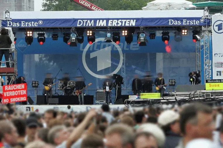 Cyper Digital liefert Backdropbanner für Bühne der ARD bei DTM Bild: Cyper Digital liefert Backdropbanner für Bühne der ARD bei DTM