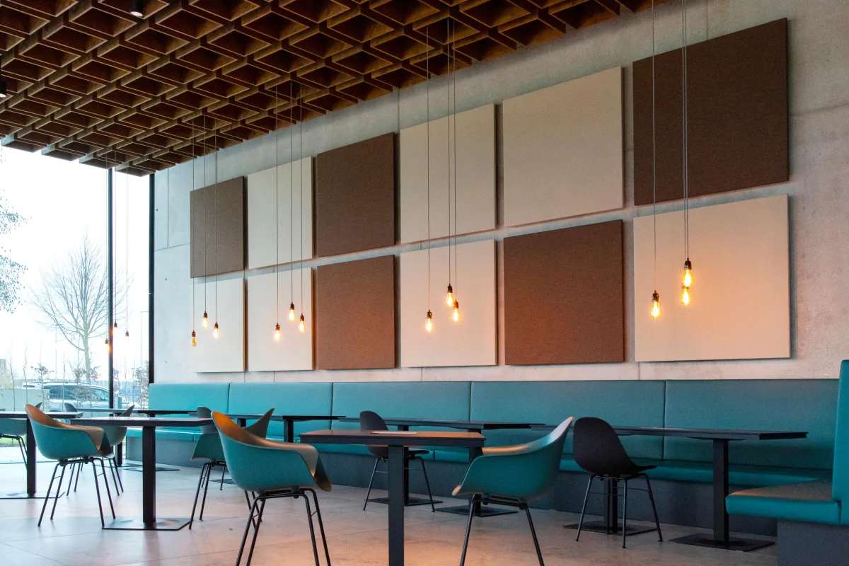 SONATECH® Akustikelemente lassen sich wie Bilder an der Wand aufhängen (© SONATECH®)