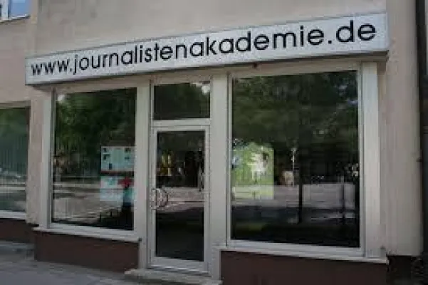 Journalistenakademie München: Lehrgänge Onlineredakteur/in und Pressereferent/in beginnen am 25. Juli 2016 Bild: Journalistenakademie München: Lehrgänge Onlineredakteur/in und Pressereferent/in beginnen am 25. Juli 2016