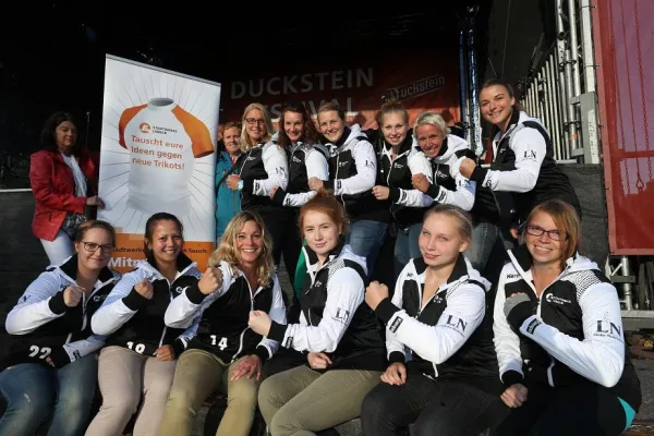 Bild: Stadtwerke Lübeck Trikot-Tausch: Neue Trainingsanzüge für Handballerinnen vom VfL Bad Schwartau