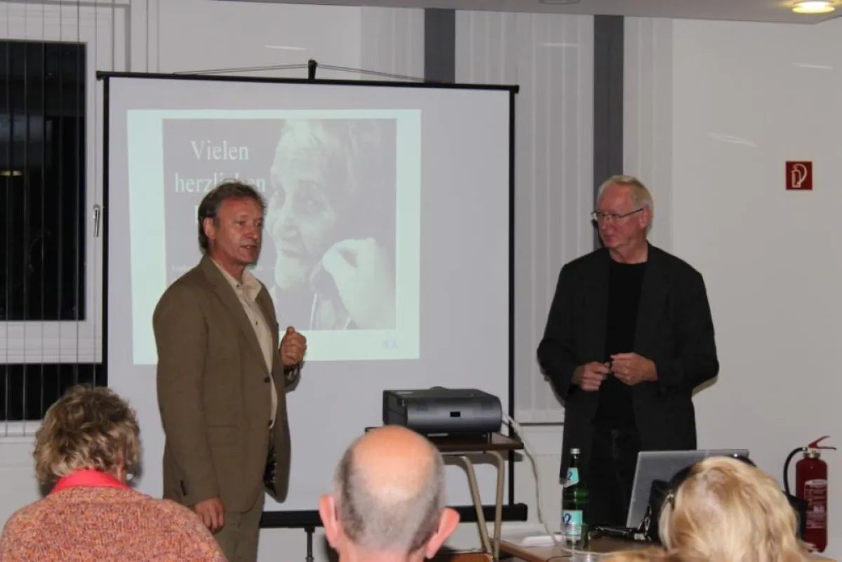 Chefarzt Dr. Oskar Freudenthaler (links) und Randolph Krebs im Forum des Sankt Elisabeth Krankenhaus zum validierenden Umgang mit dementen Menschen.