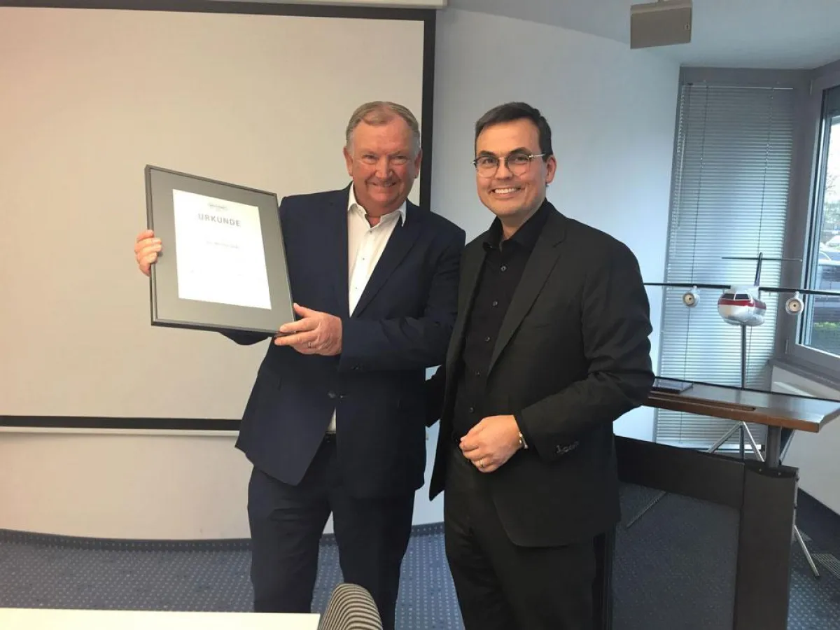 30-jähriges Firmenjubiläum: Michael Jackl und Alexander Reichhart freuen sich gemeinsam.