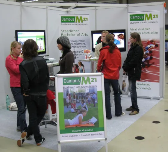 Bild: Campus M21 auf der Abiturientenmesse „EINSTIEG Abi München“ am 20. und 21. November 2009
