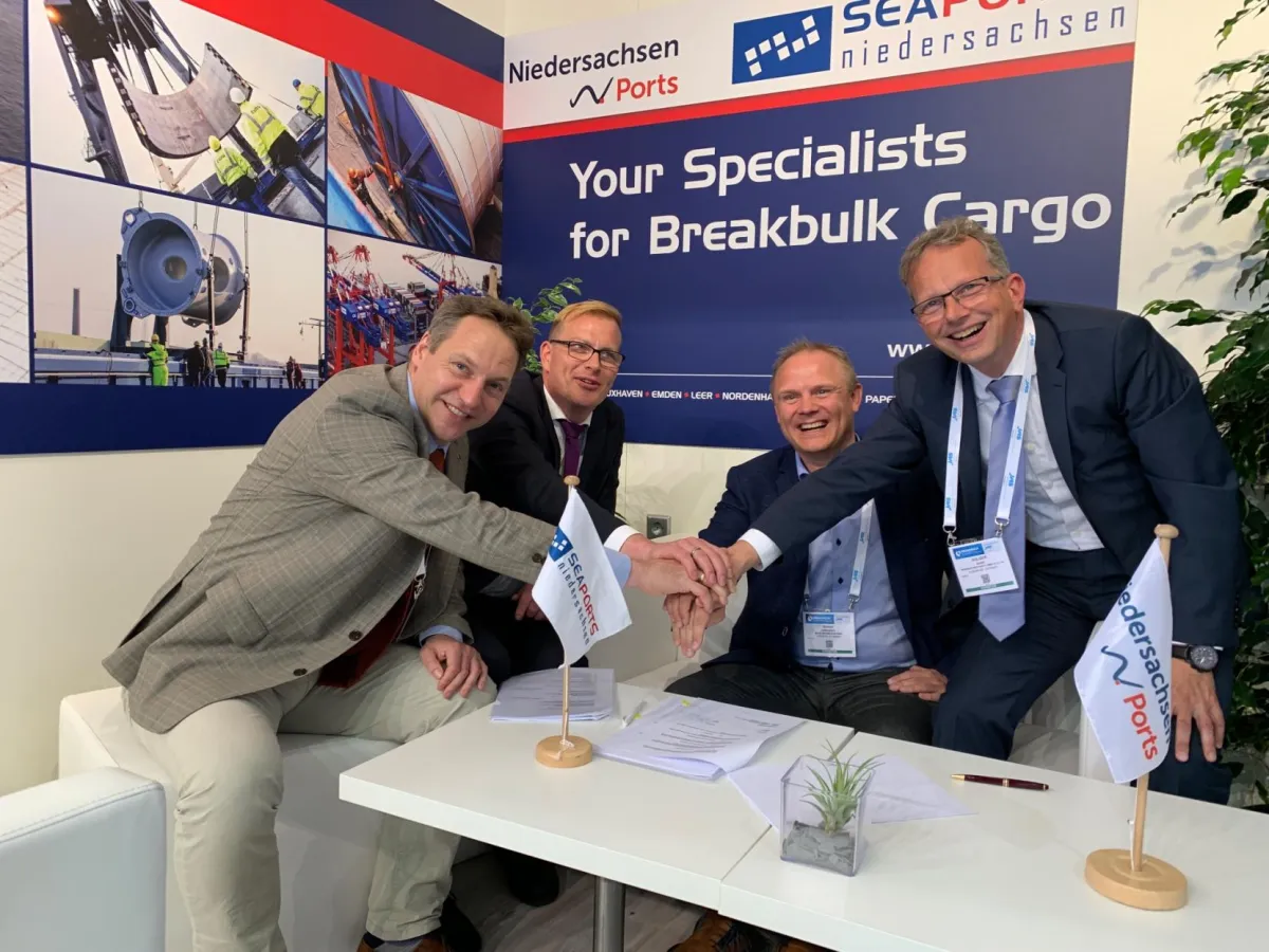 Zufriedene Vertragspartner auf der Break Bulk in Bremen