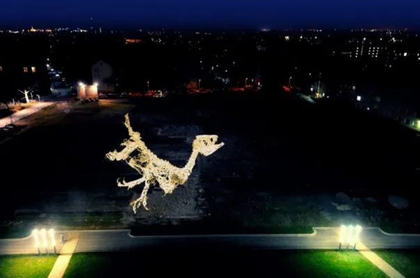 Bild: Spot an für Lumenosaurus West – Höchster Alleeviertel leuchtet zur Luminale 2010