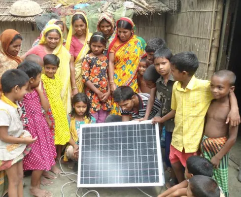 Bild: NATURSTROM AG und Andheri-Hilfe Bonn: Seit Jahresbeginn bereits 100 Solar-Anlagen für Bangladesch