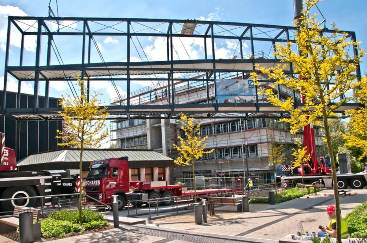 Die 34 Tonnen schwere Stahlkonstruktion wird gehoben