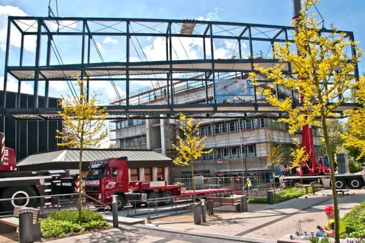 Bild: Balanceakt mit zwei Autokränen für 34 Tonnen schwere Brücke