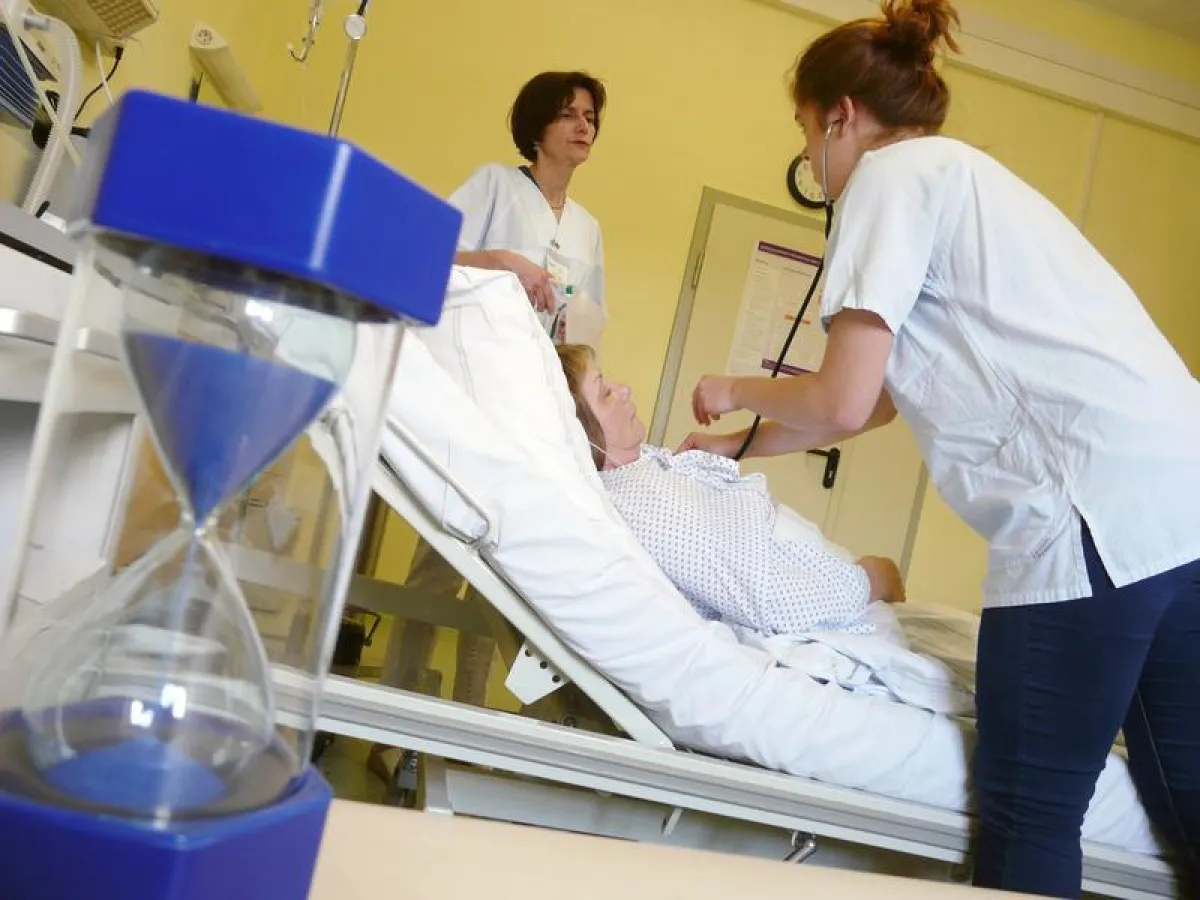 Die Zeit läuft – unter dem kritischen Blick von Prüferin Dr. Katrin Gugel untersucht eine Studentin eine Schauspielpatientin, die an einer Prüfungsstation einen Notfall darstellt. (Foto: von der Gönna