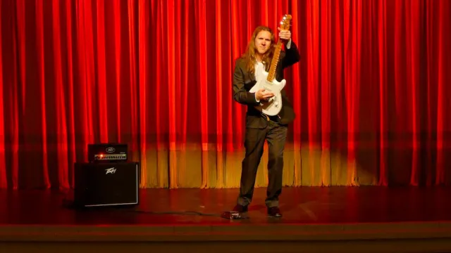 Svenson ruft zu Gitarren-Wettbewerb auf Bild: Svenson ruft zu Gitarren-Wettbewerb auf