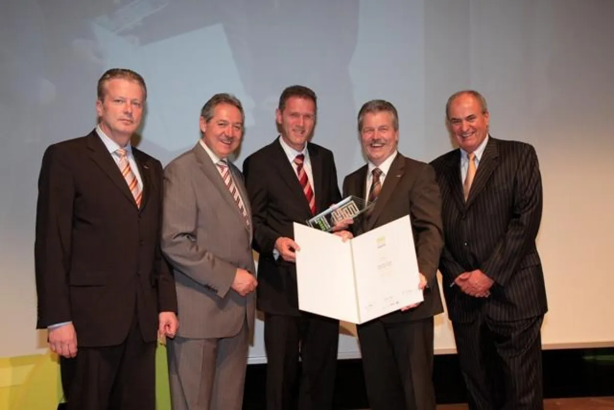 GF Johannes Artmayr nimmt den Rohrbacher Wirtshcaftspreis entgegen