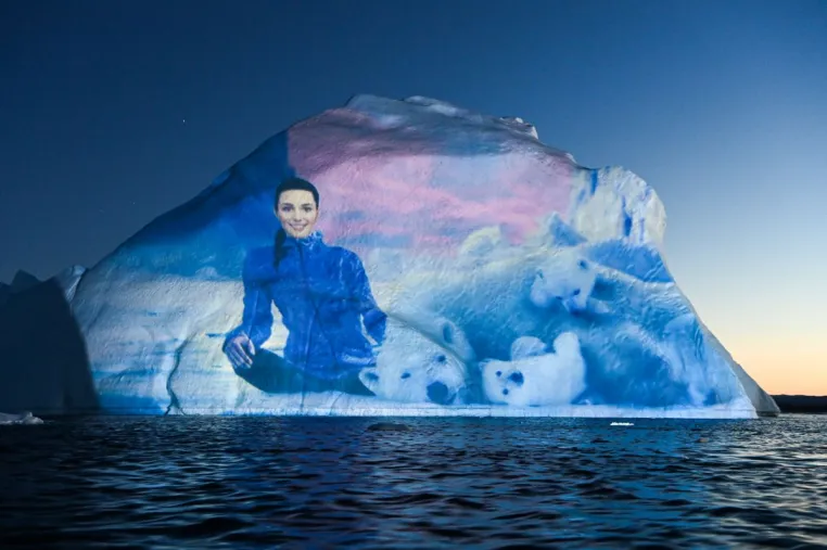Bild: Spektakuläre Lichtprojektionen auf gigantischen Eisbergen - mit Avatar Leya Love 