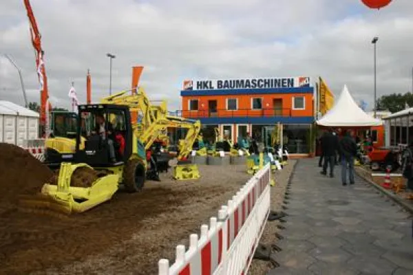 Bild: HKL BAUMASCHINEN unterstreicht seine Kompetenz als führender Komplettanbieter auf der NordBau08