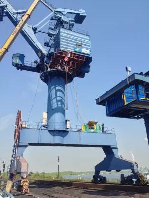 Außergewöhnliches Hebeprojekt: 40 Meter hoher Hafendrehkran repariert Bild: Außergewöhnliches Hebeprojekt: 40 Meter hoher Hafendrehkran repariert