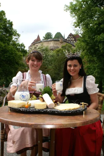 Bayern hat gewählt – Krönung der neuen Bayerischen Milchkönigin und Milchprinzessin in Coburg Bild: Bayern hat gewählt – Krönung der neuen Bayerischen Milchkönigin und Milchprinzessin in Coburg