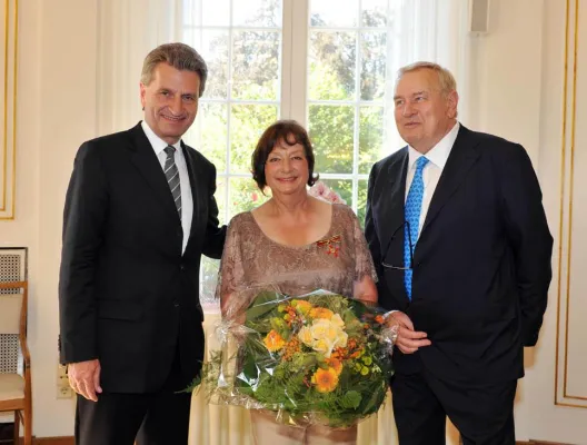 Bild: Verleihung des Bundesverdienstkreuzes an Brigitte Vöster-Alber, Geschäftsführerin der GEZE GmbH