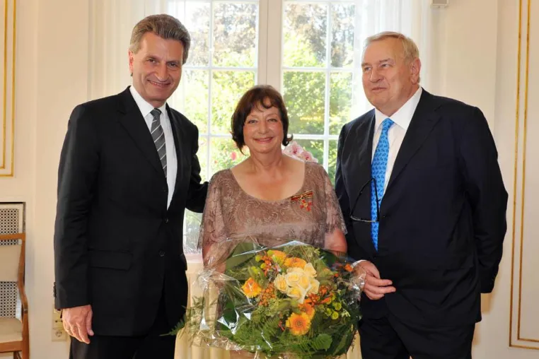 Bild: Verleihung des Bundesverdienstkreuzes an Brigitte Vöster-Alber, Geschäftsführerin der GEZE GmbH