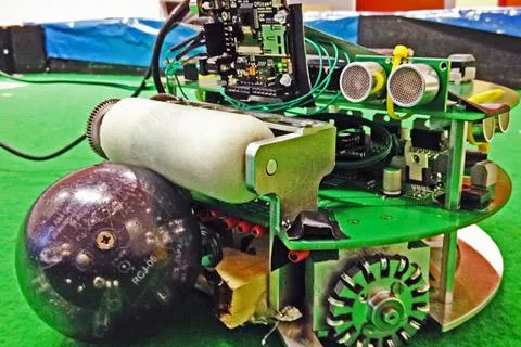 Bild: Basista Leiterplatten- Bottrop Bildungsprojekt: Wenn Roboter Spaß haben